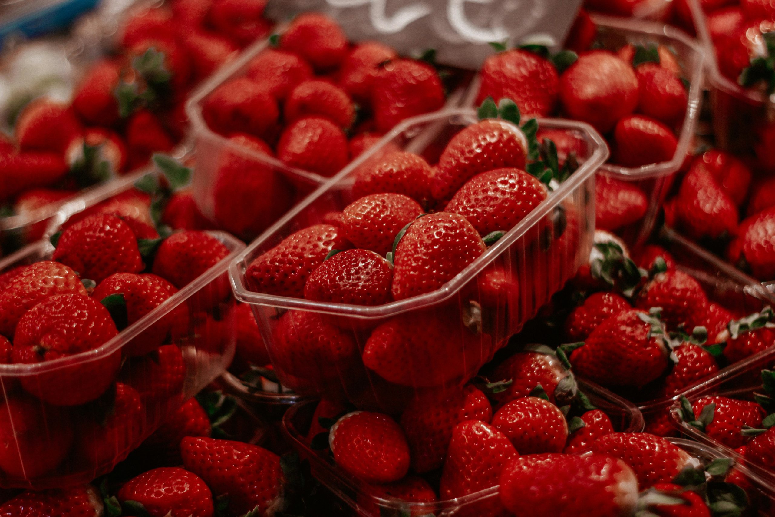 Rote Erdbeeren In Farbloser Plastikkiste