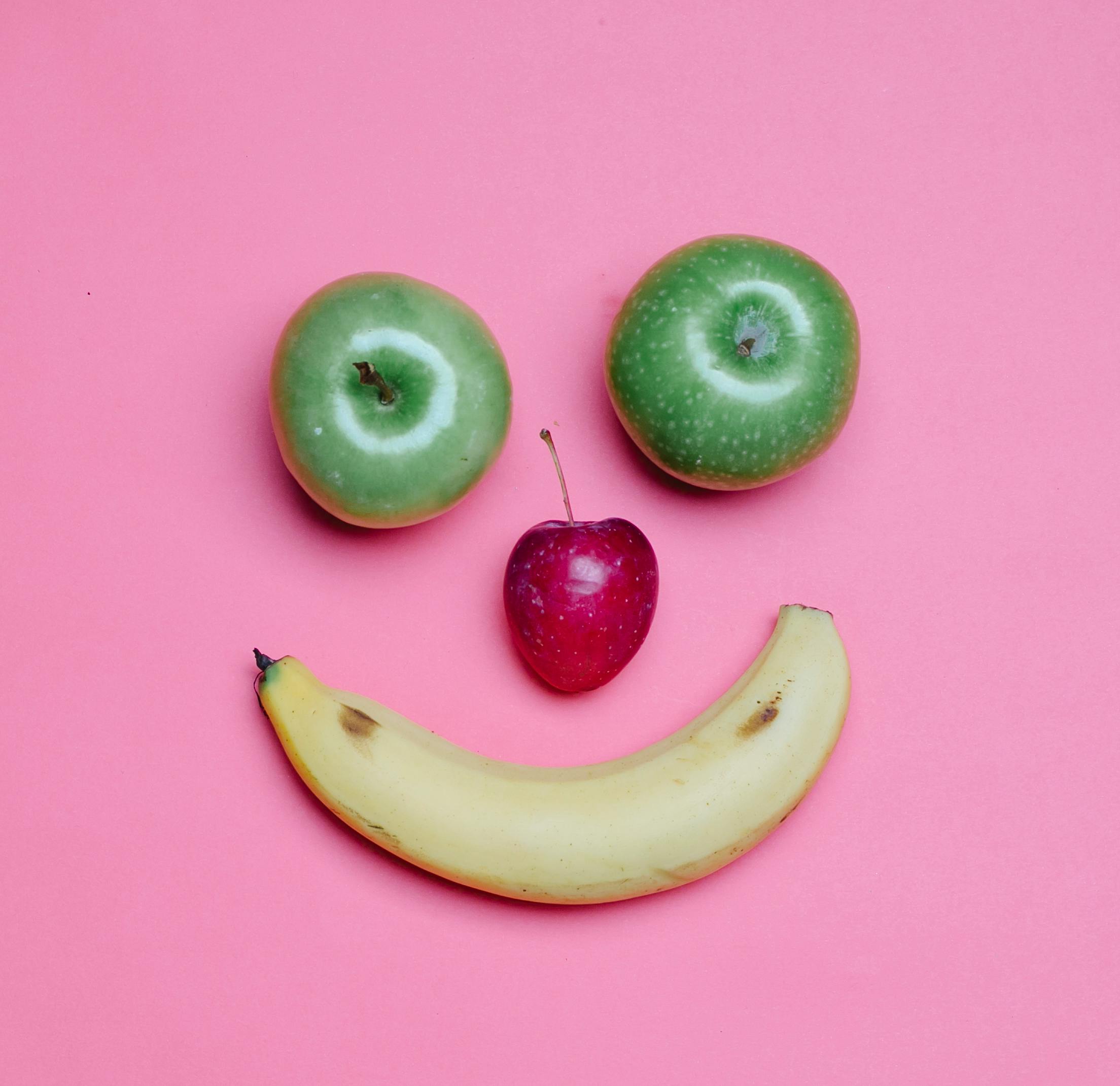 Gelbe Bananenfrucht Neben Grüner Apfelfrucht