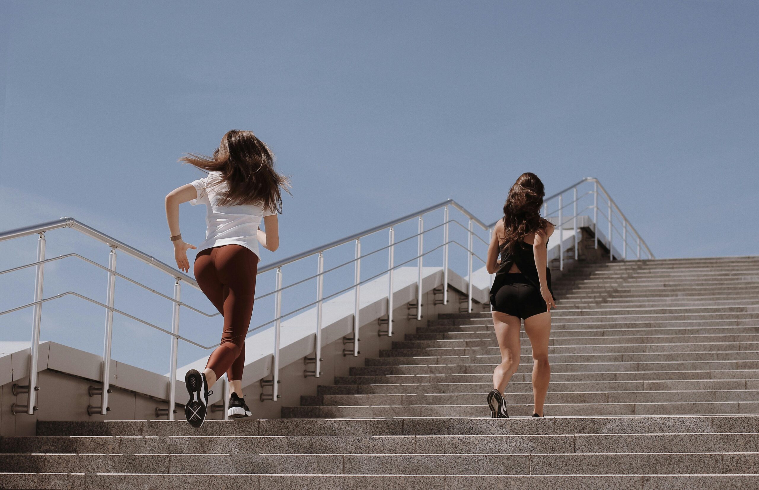 Kostenloses Stock Foto zu active wear, aktiver lebensstil, aufnahme von unten